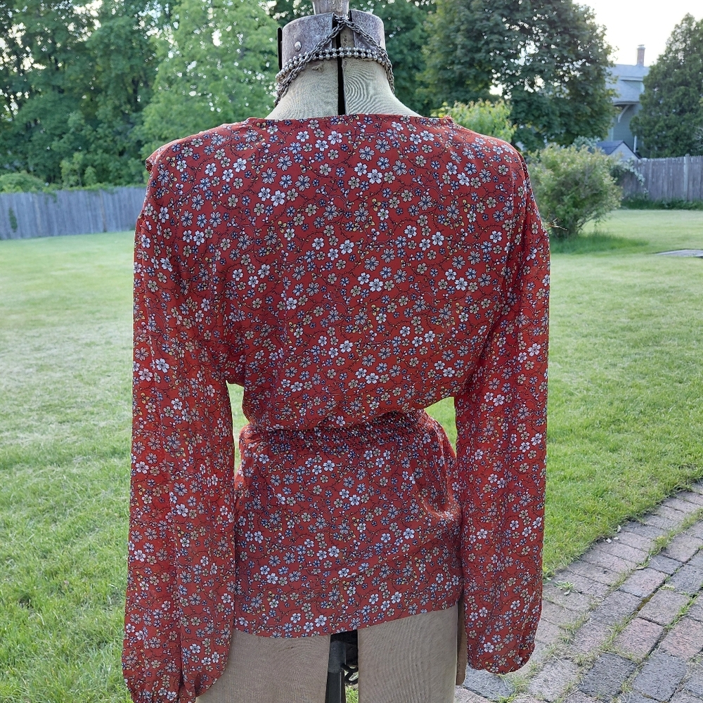 Max Studio flowy red geometric tiny print wrap sash shirt V neckline Womens M - Picture 11 of 11